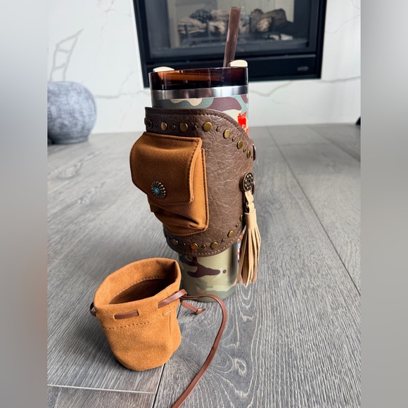 Post Malone x Stanley Quencher H2.0 FlowState Tumbler with Quencher Pouch Belt - Picture 4 of 16